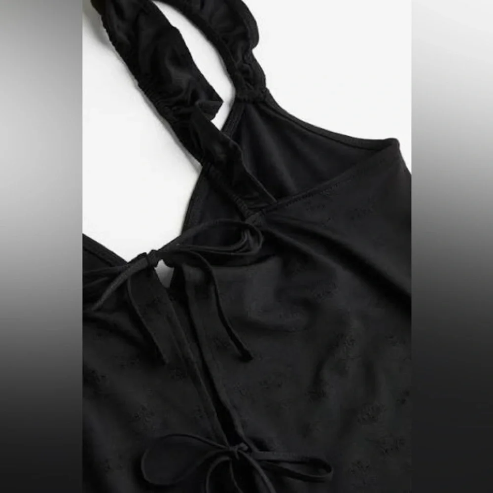 H&M Open Back Ruffle Strap Tank - Picture 4 of 8